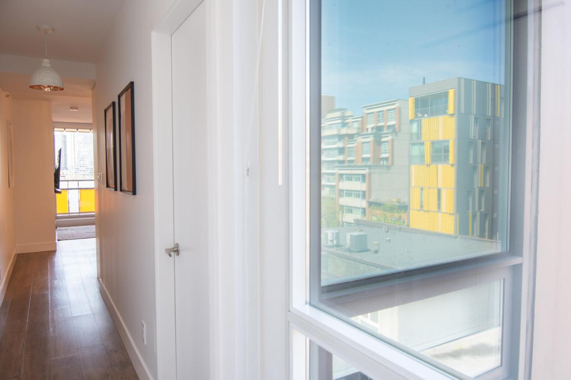 Landmark Views Licensed 2-bedroom With Soundbar And Large Outdoor Space