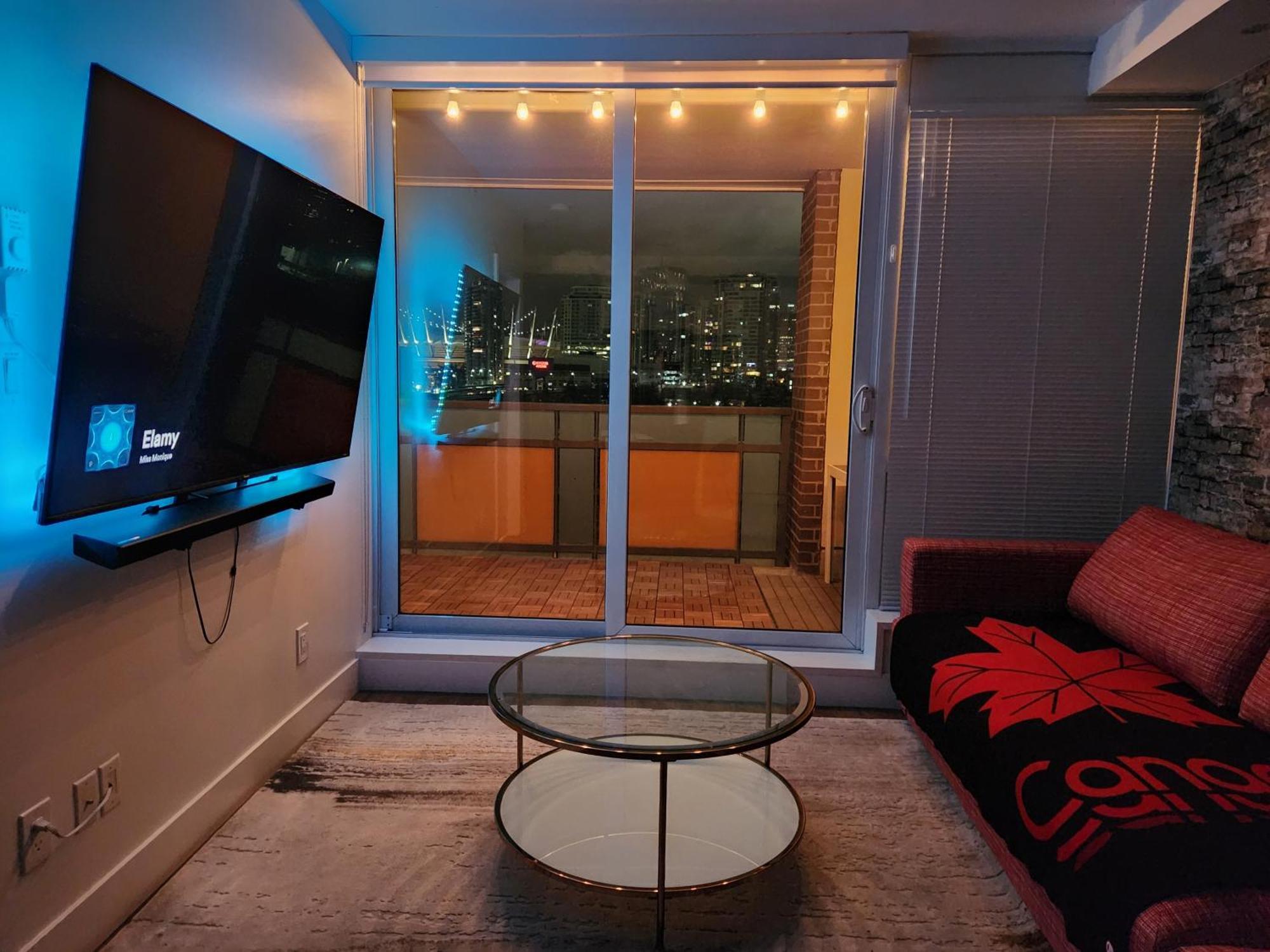 Landmark Views Licensed 2-bedroom With Soundbar And Large Outdoor Space *