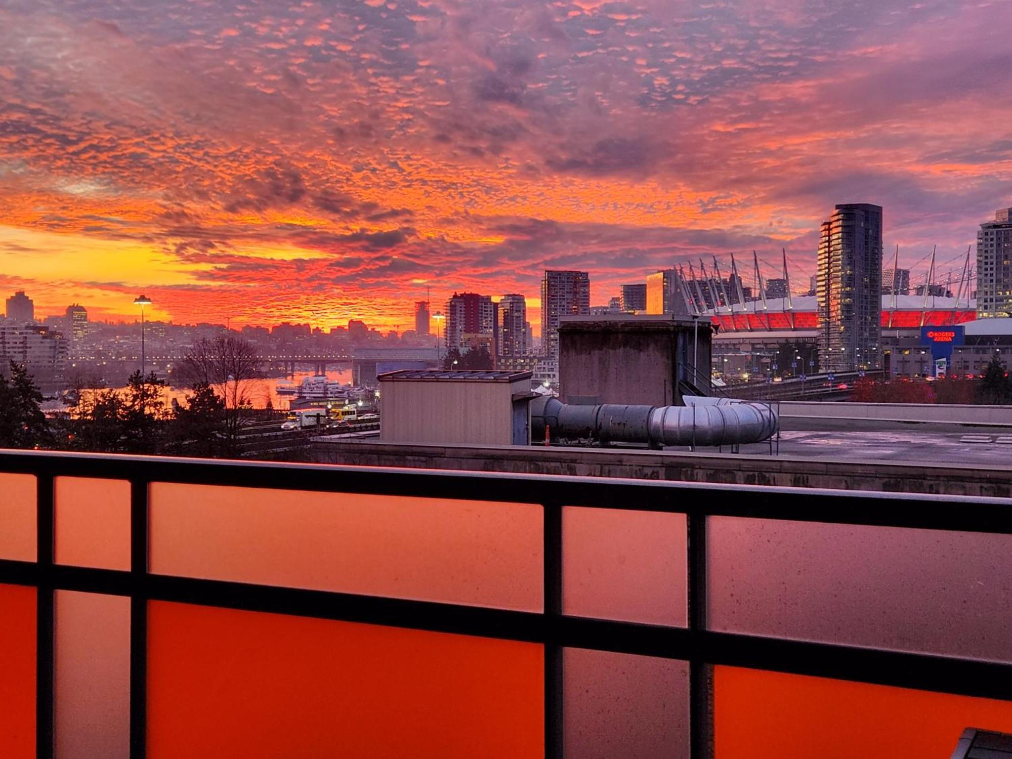 Landmark Views Licensed 2-bedroom With Soundbar And Large Outdoor Space