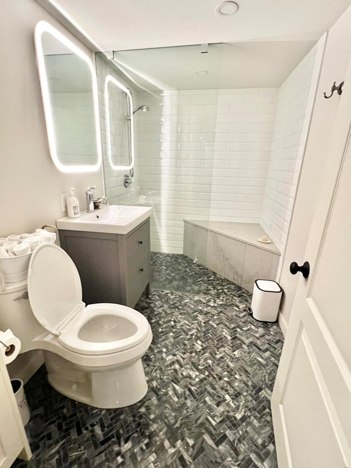 3 Level, Near Downtown!