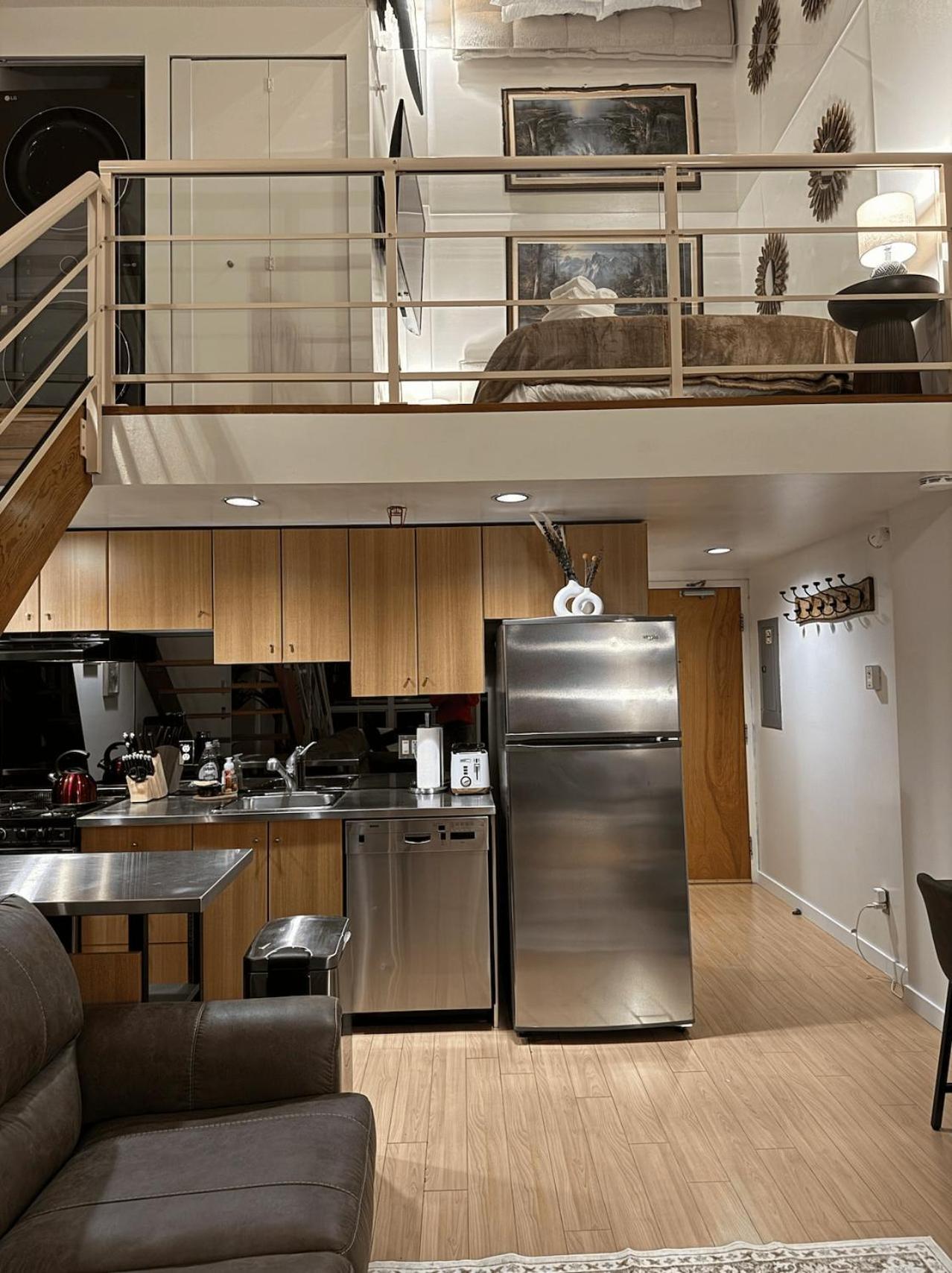 Apartment Two-story Loft With A High-rises View And Rooftop Deck Vancouver