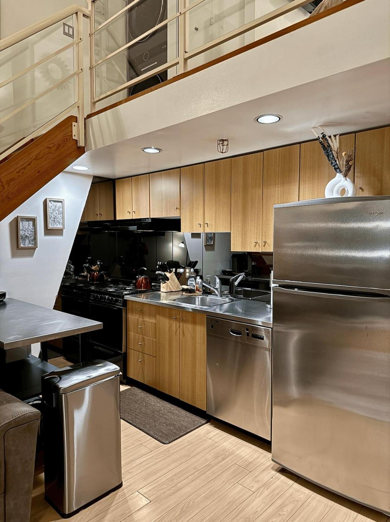 Two-story Loft With A High-rises View And Rooftop Deck * Vancouver