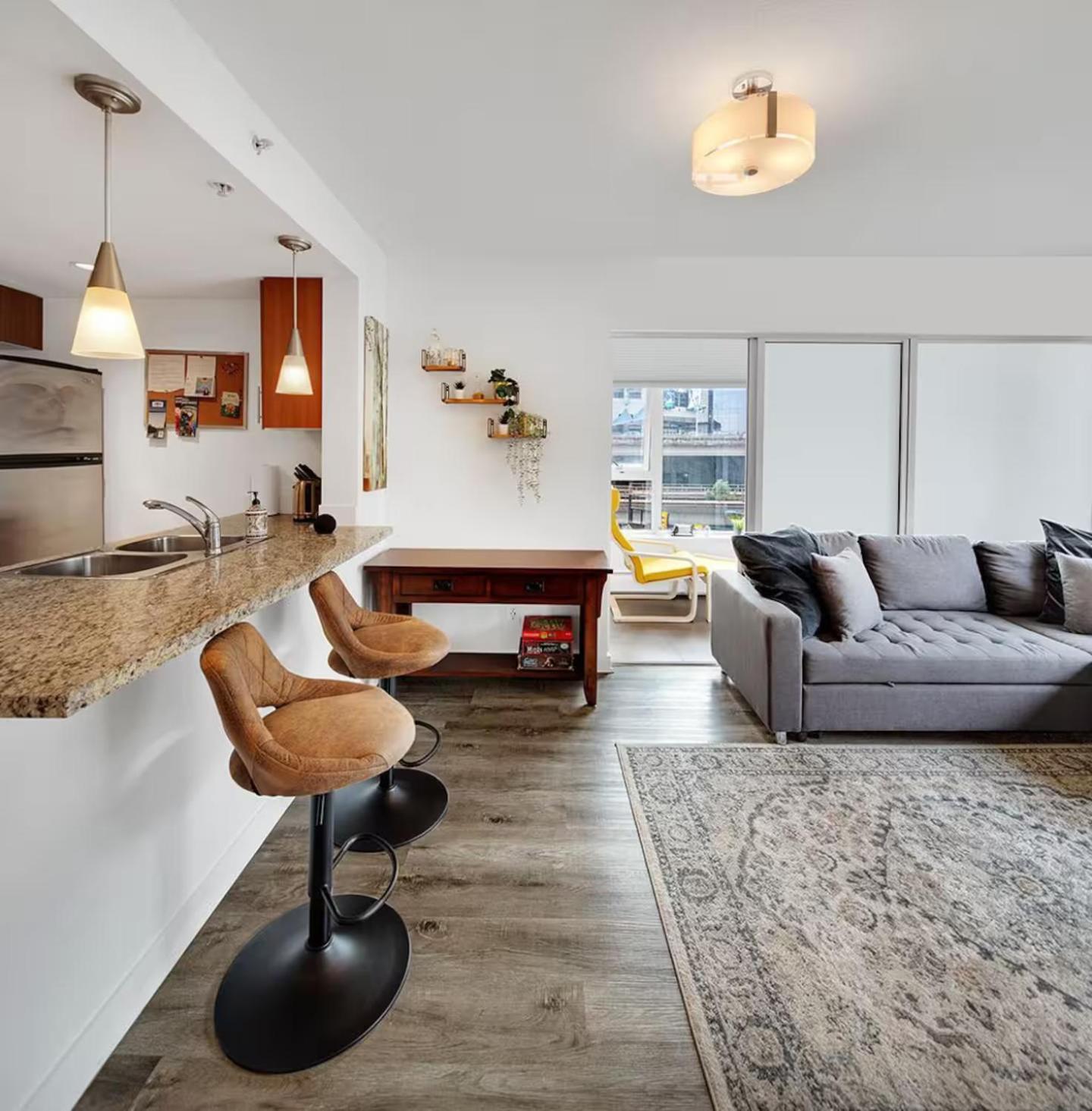 Stylish In Downtown Apartment *