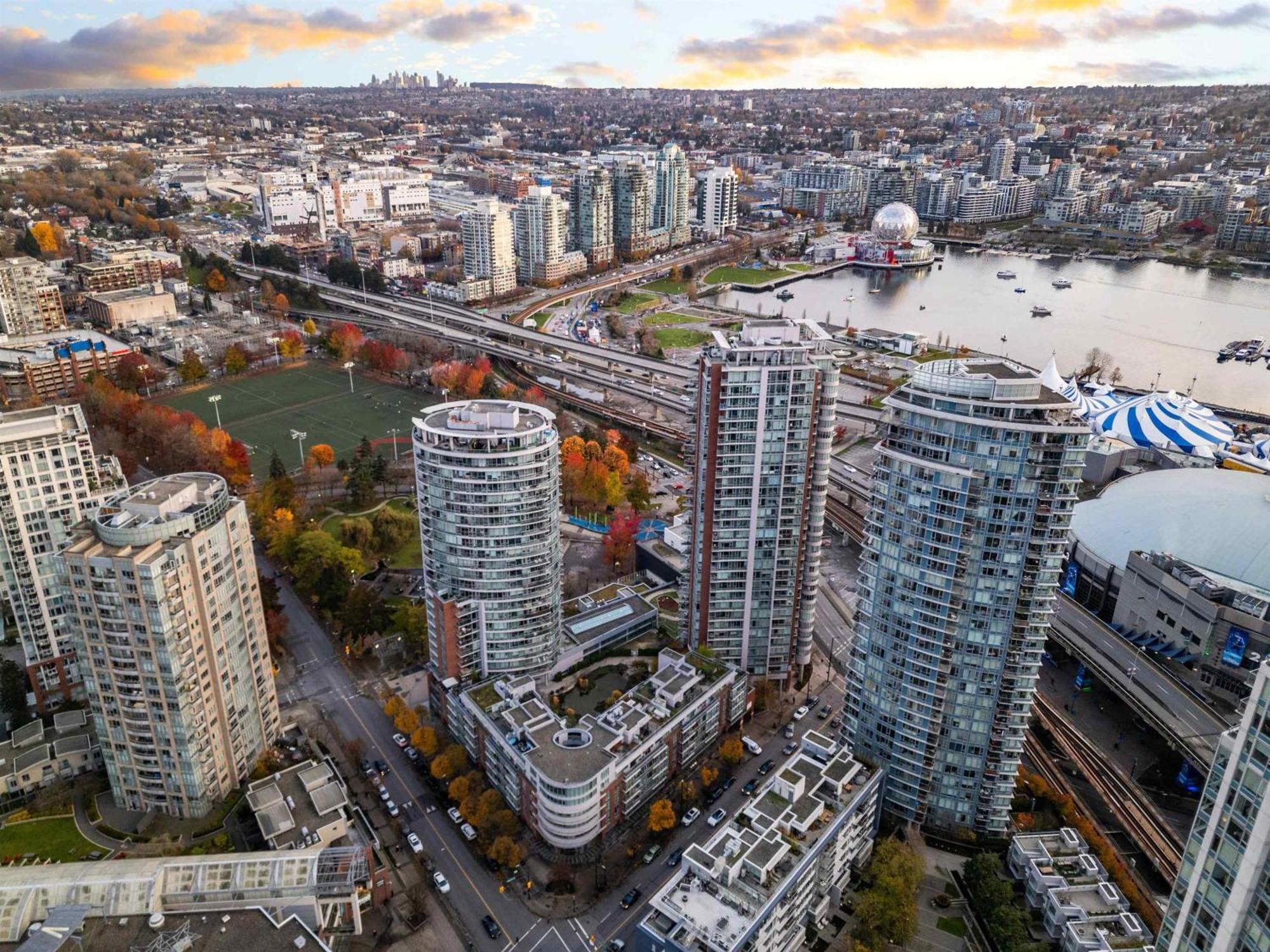 Stylish 2bd In Downtown With Marina View Vancouver