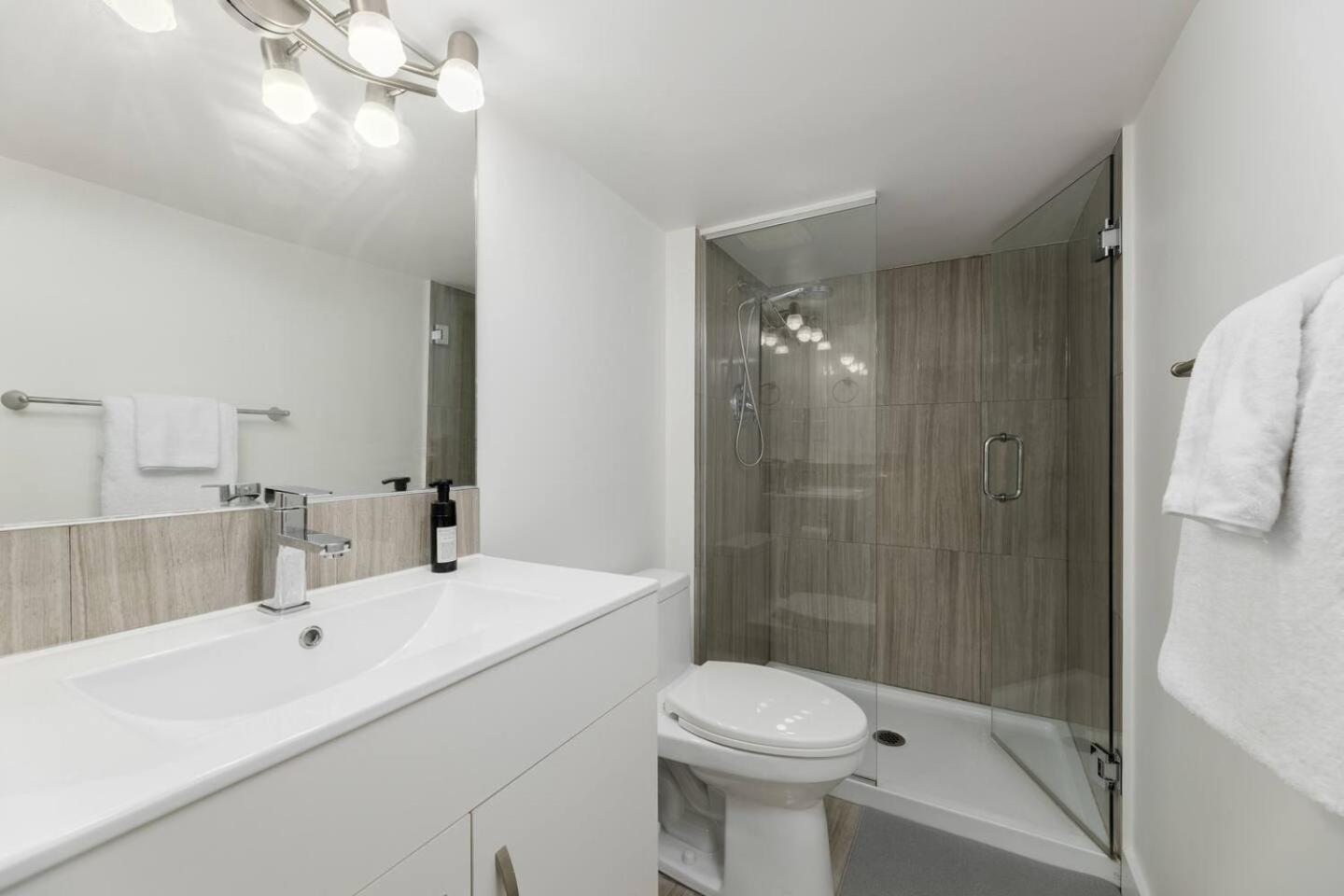 Cozy Bsmt Near Ubc, Kits, And Dt