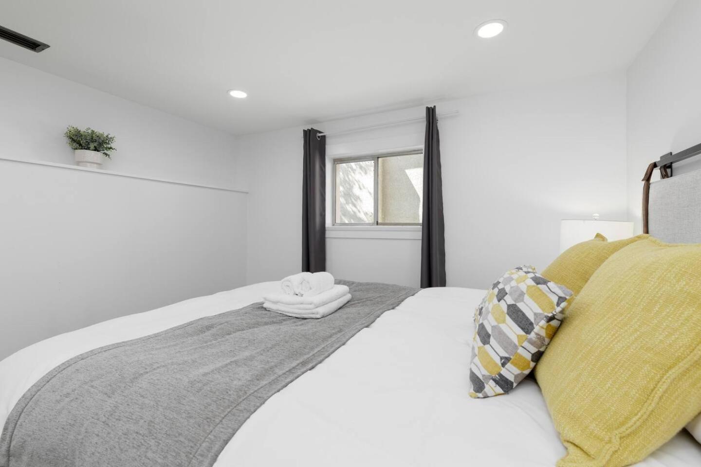 Holiday home Cozy Bsmt Near Ubc, Kits, And Dt *