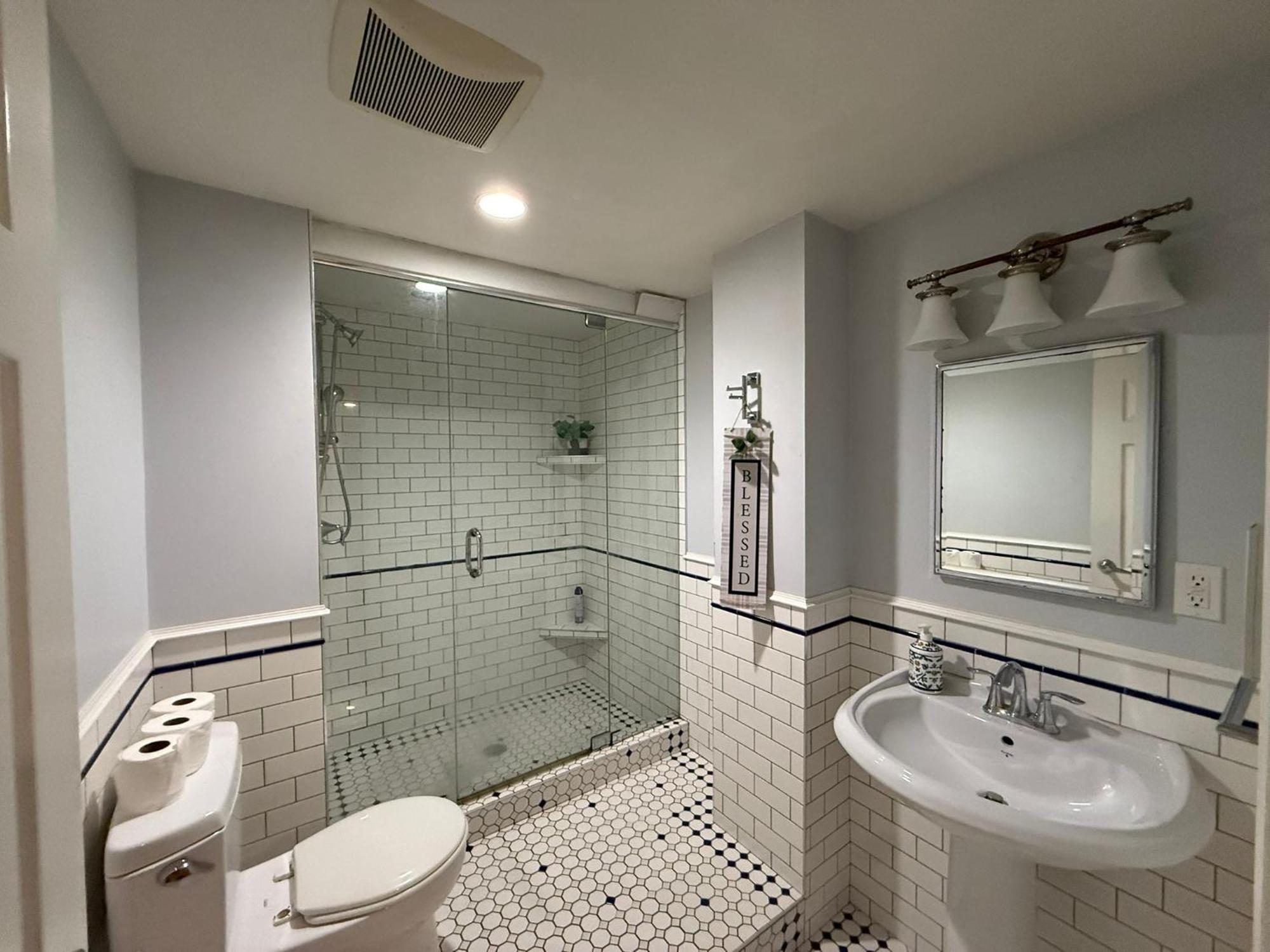 Private In Budget - Near Transit, Shopping, Ubc & Downtown Privatunterkunft
