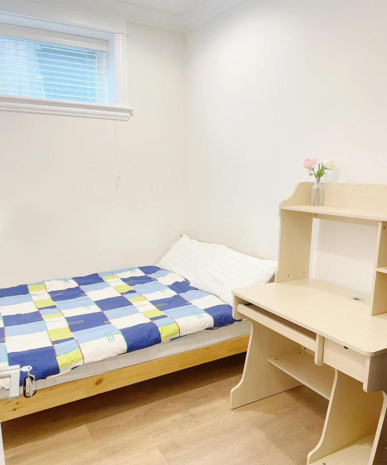 Beautiful Place With Kitchen, Washing Machine, Internet Near Ubc, And Dt *