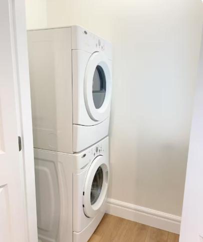 Beautiful Place With Kitchen, Washing Machine, Internet Near Ubc, And Dt