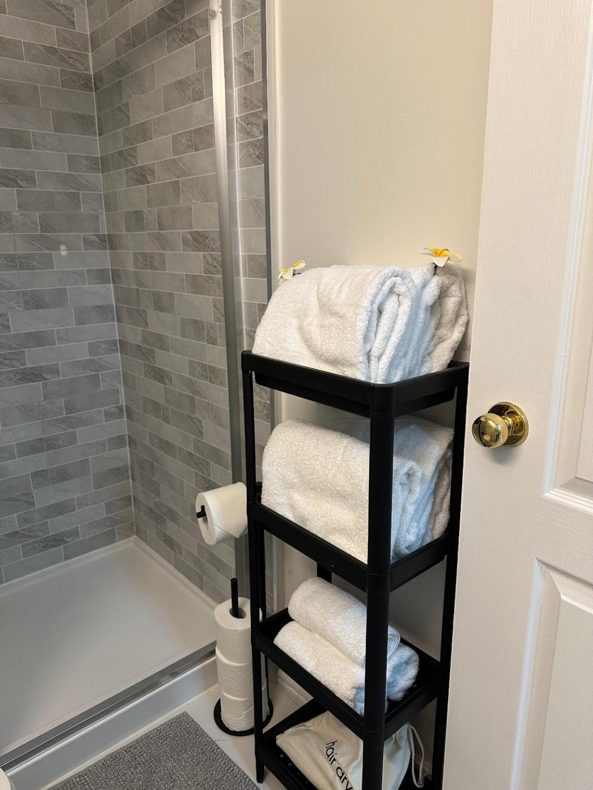 2br 1ba Guest With King Bed - Free Parking - Renfrew Station - Location Privatunterkunft *