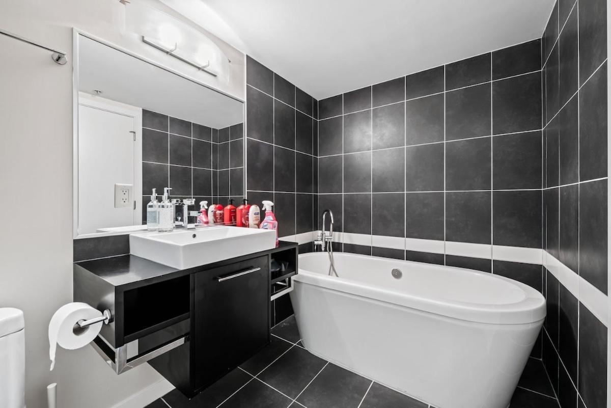 Spacious 3br In Downtown Location Apartment *