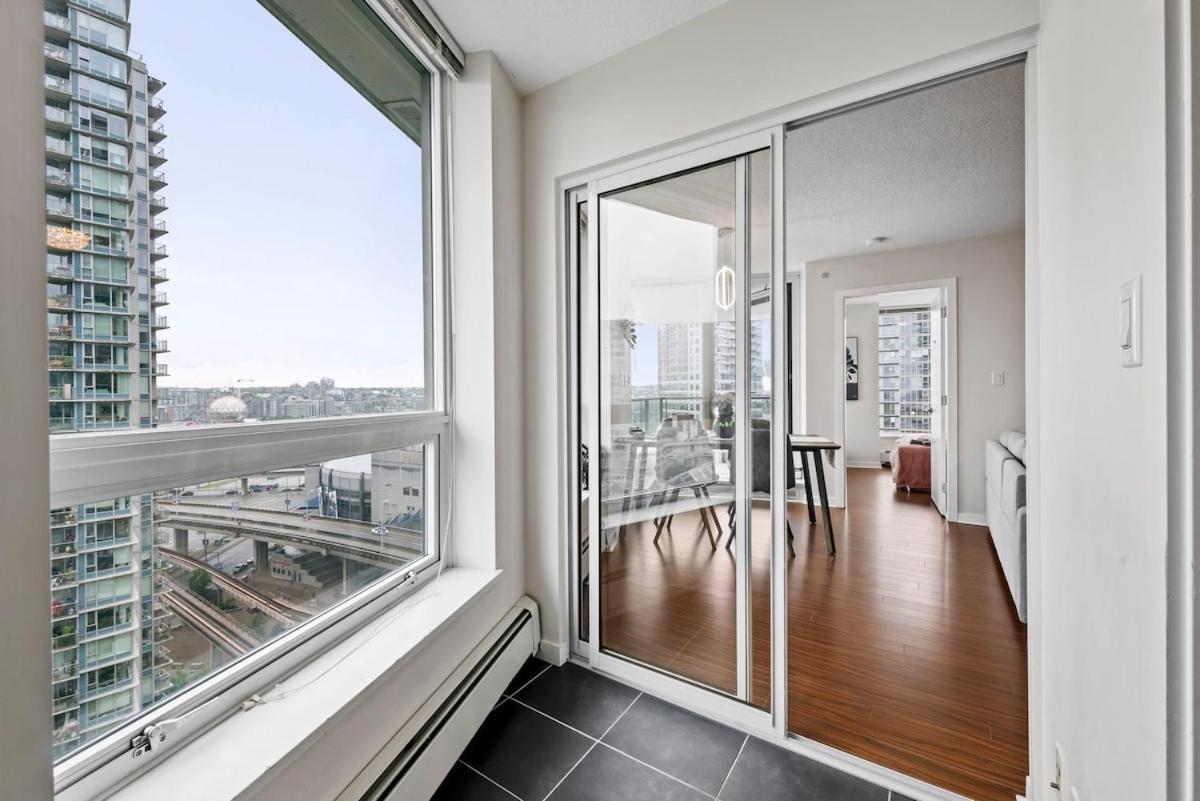 Spacious 3br In Downtown Location Apartment *