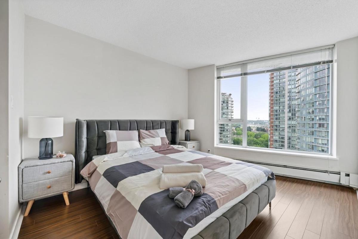Spacious 3br In Downtown Location Apartment *