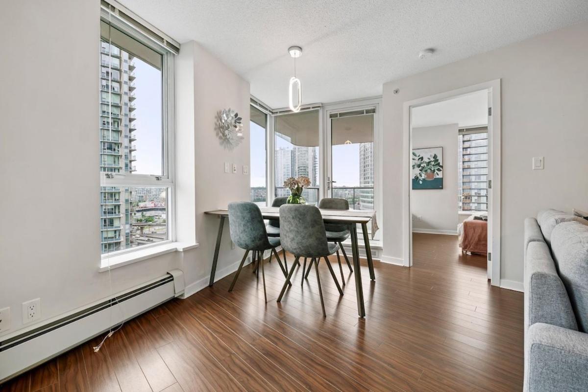 Apartment Spacious 3br In Downtown Location *