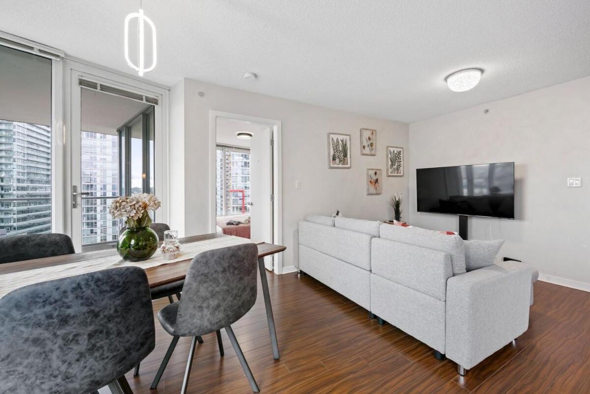 Spacious 3br In Downtown Location Apartment