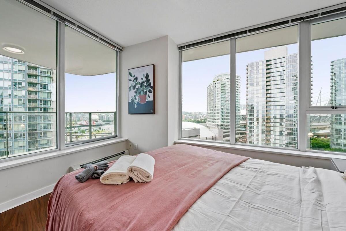 Apartment Spacious 3br In Downtown Location *