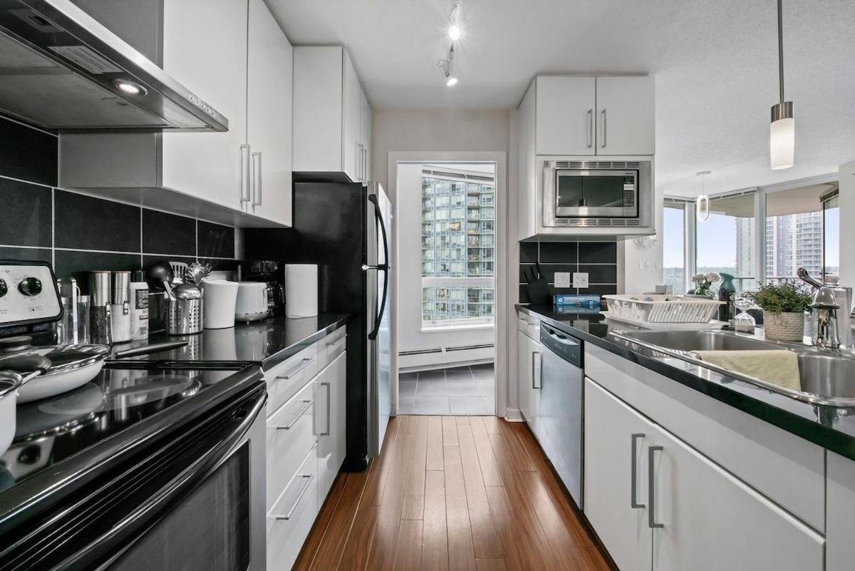 Spacious 3br In Downtown Location Apartment *