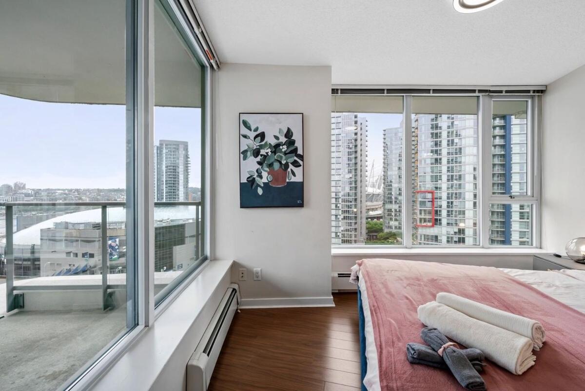 Spacious 3br In Downtown Location Apartment *