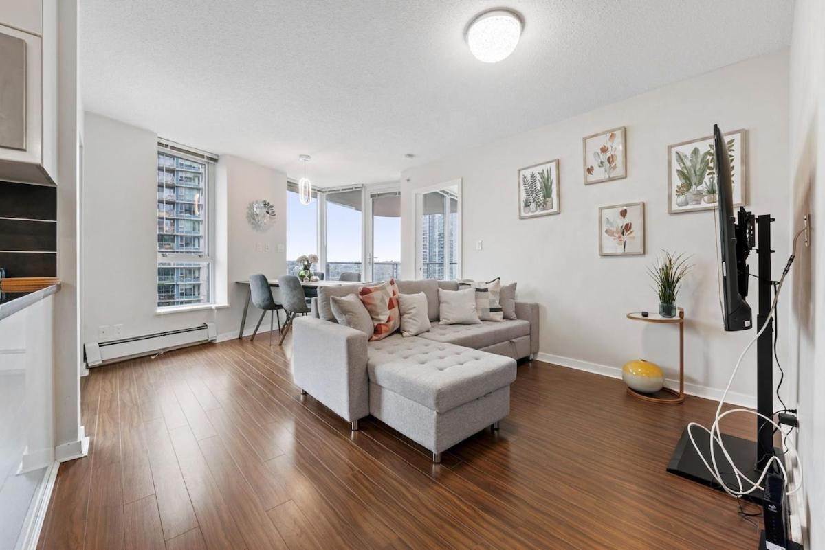 Spacious 3br In Downtown Location Apartment *