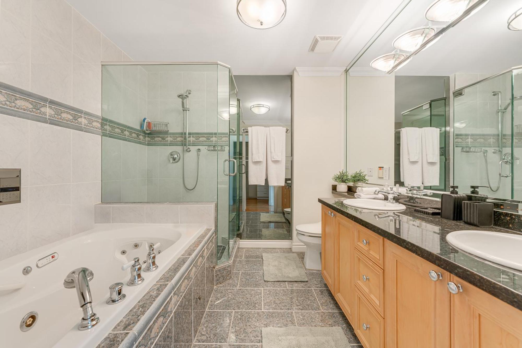 Premium 2 Bedroom In Yaletown Huge And Elegant Living Space Apartment *