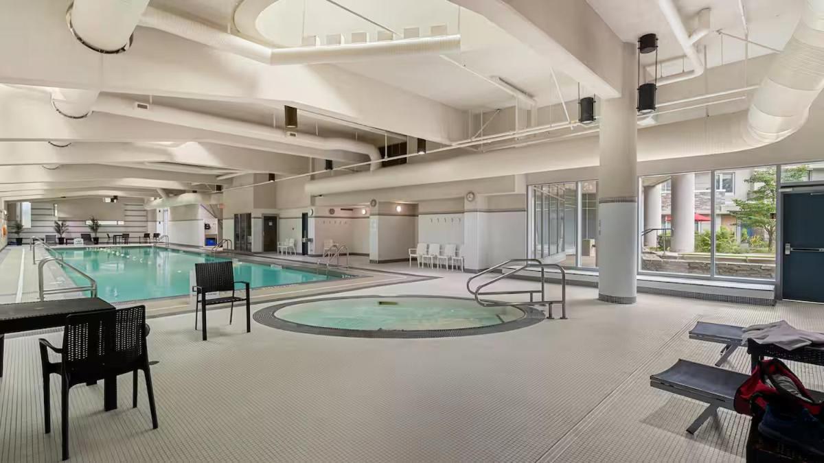 Spacious 3br In Downtown Location *