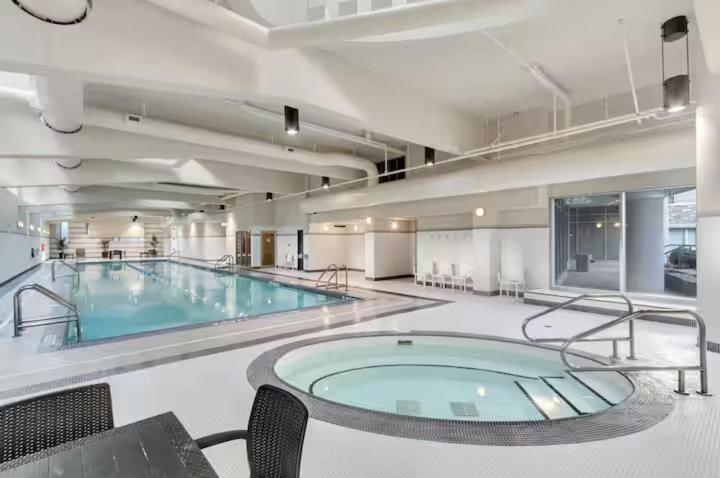 Spacious 3br In Downtown Location Apartment *