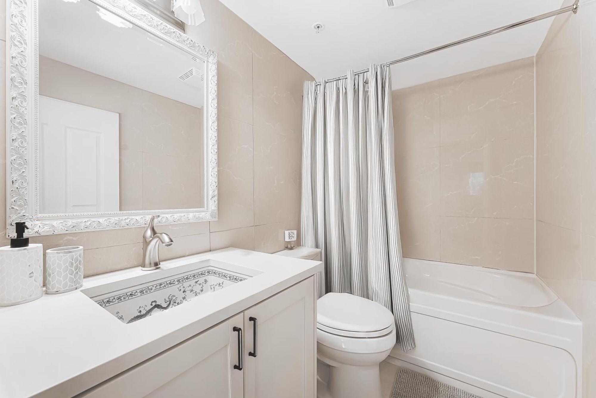 Modern 2 Bedroom Retreat In Coal Harbour Steps To Seawall Apartment *