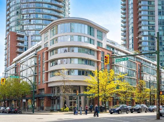 1 Bedroom Beside Roger's Arena, Bcplace, Skytrain *
