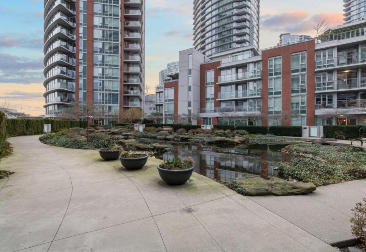 1 Bedroom Beside Roger's Arena, Bcplace, Skytrain * Vancouver