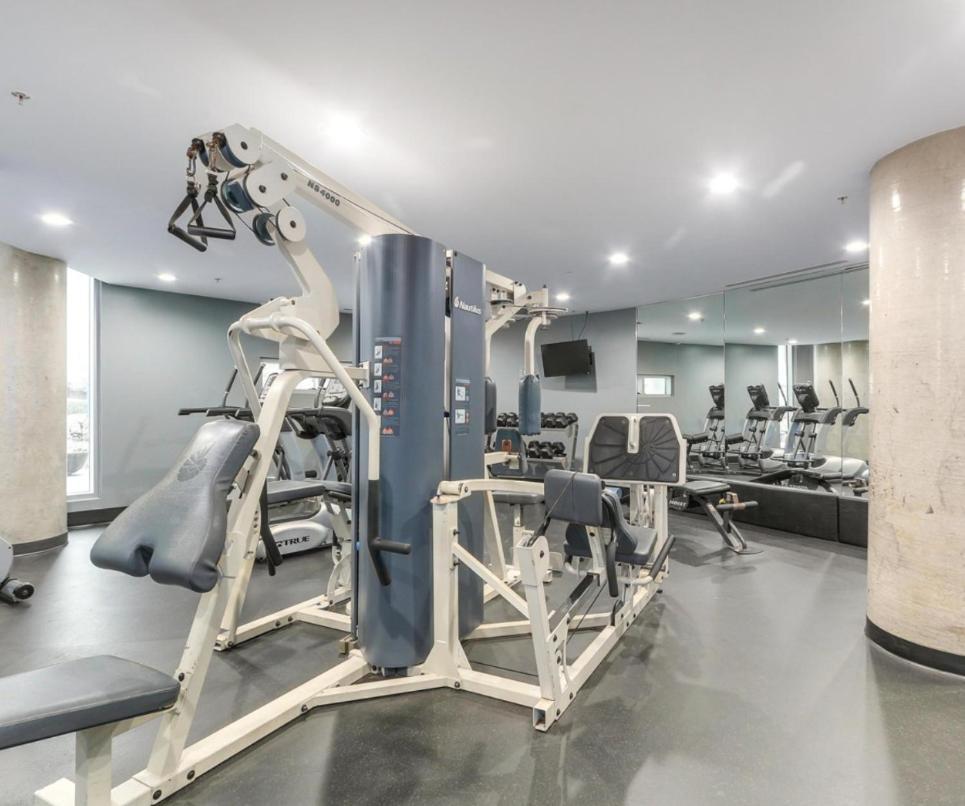 Apartment 1 Bedroom Beside Roger's Arena, Bcplace, Skytrain
