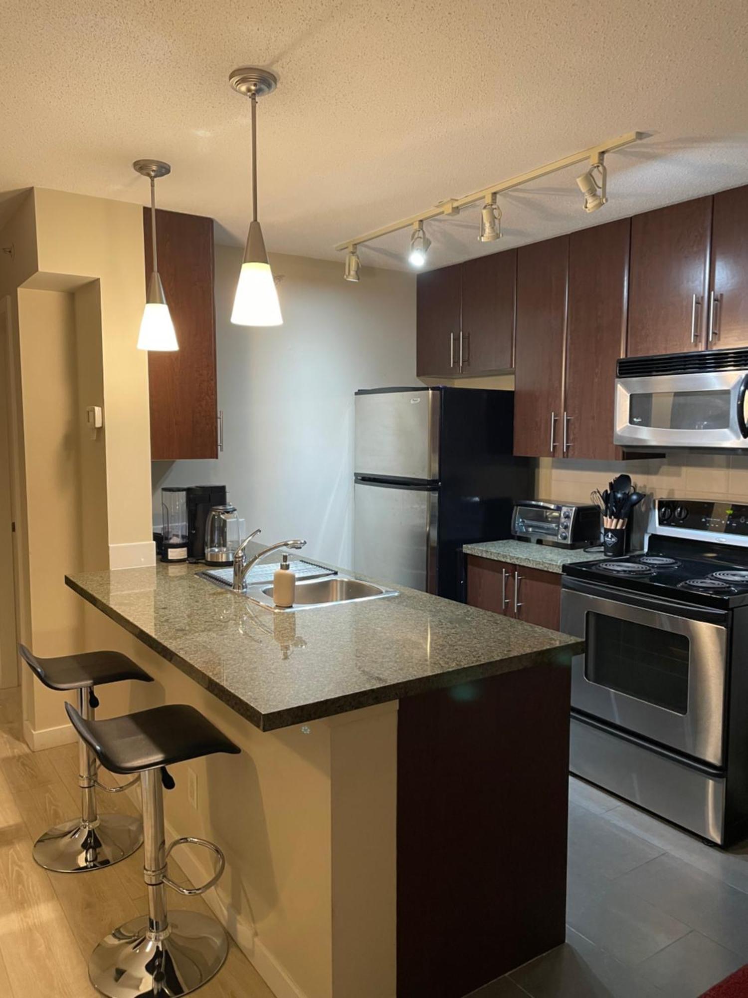 1 Bedroom Beside Roger's Arena, Bcplace, Skytrain