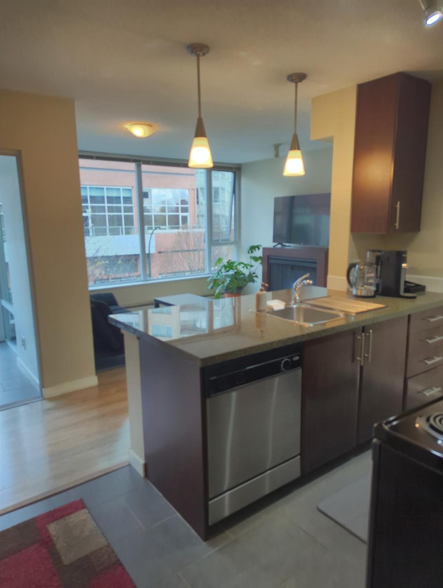 1 Bedroom Beside Roger's Arena, Bcplace, Skytrain Apartment Vancouver