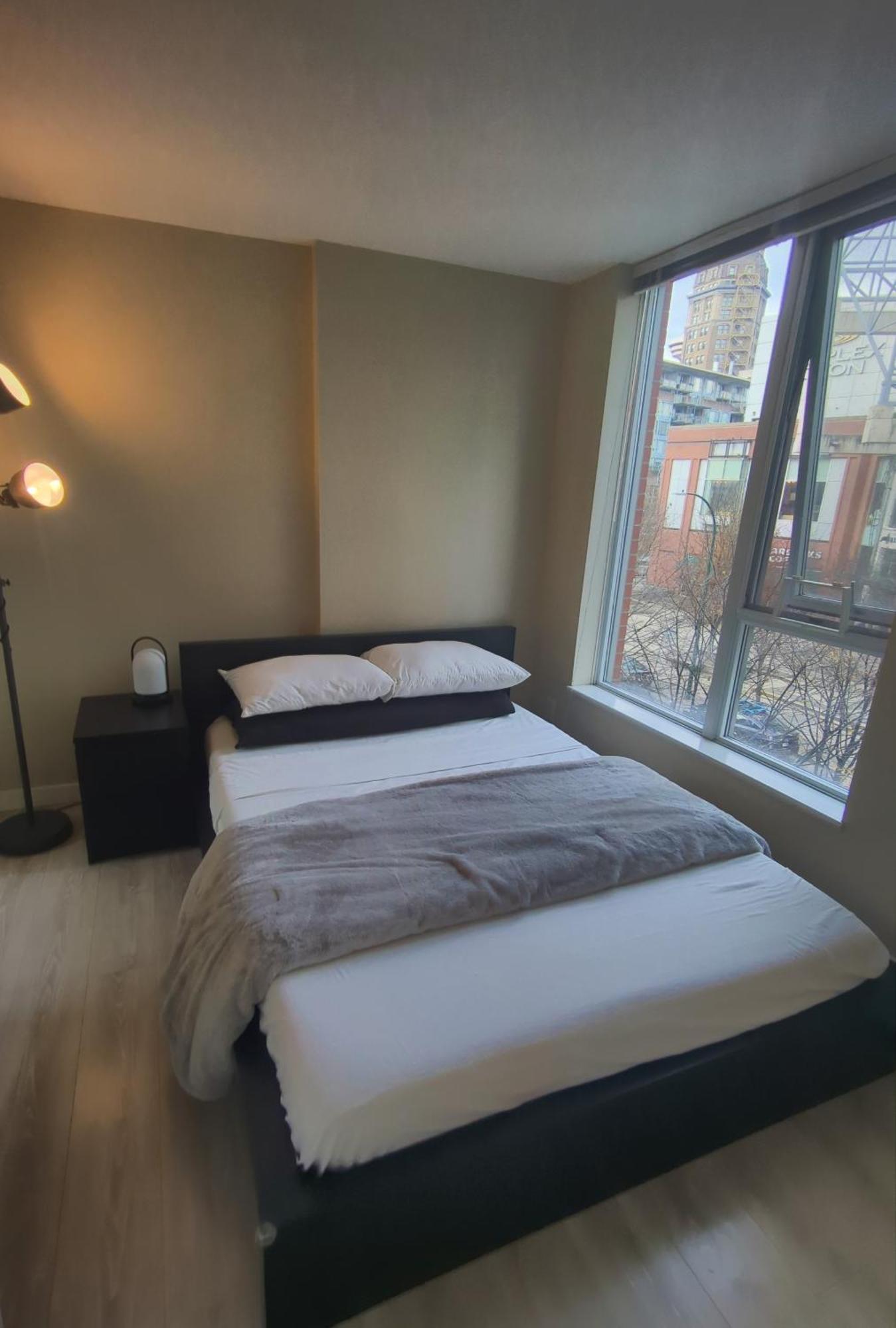 1 Bedroom Beside Roger's Arena, Bcplace, Skytrain *