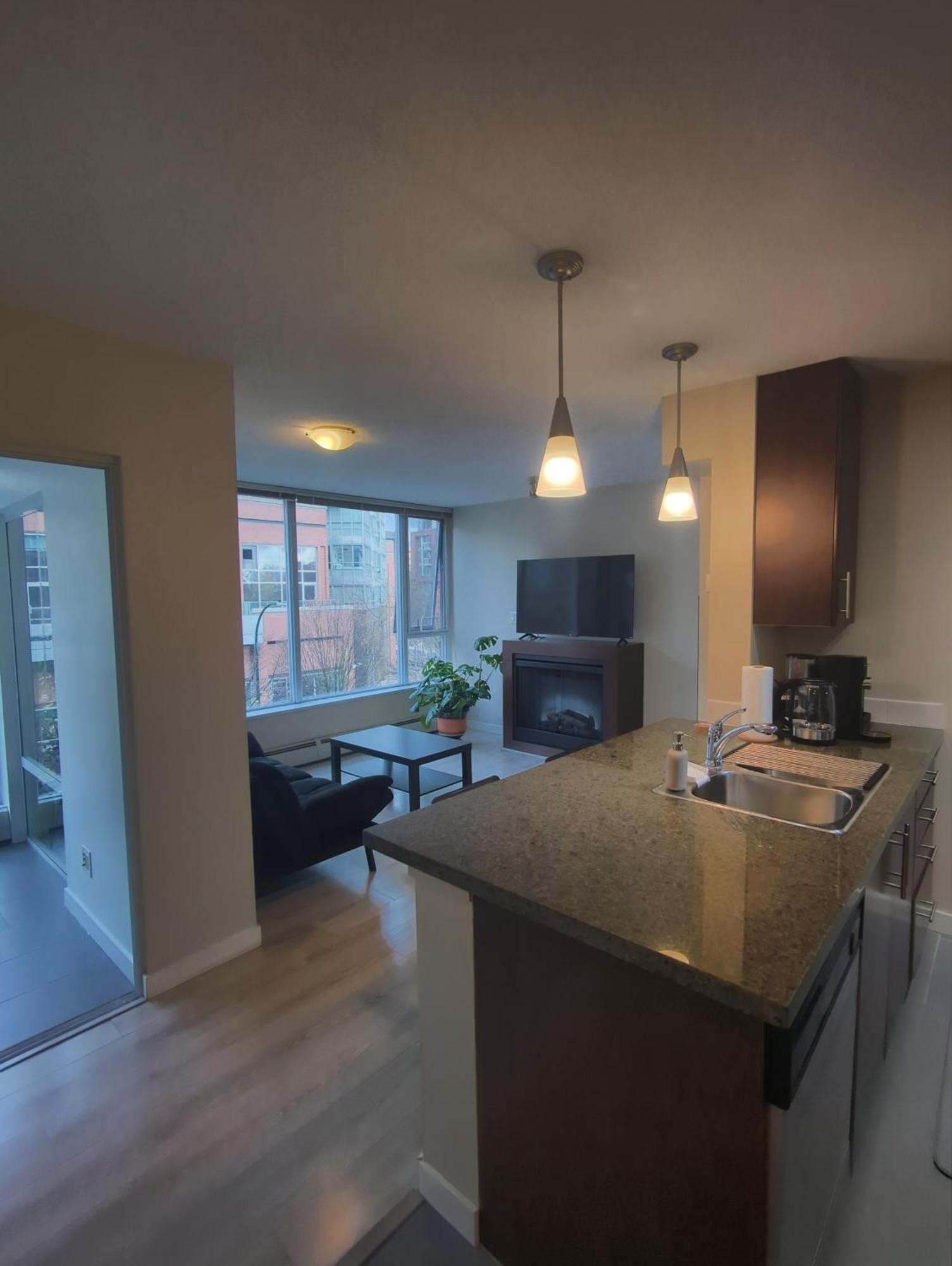 Apartment 1 Bedroom Beside Roger's Arena, Bcplace, Skytrain