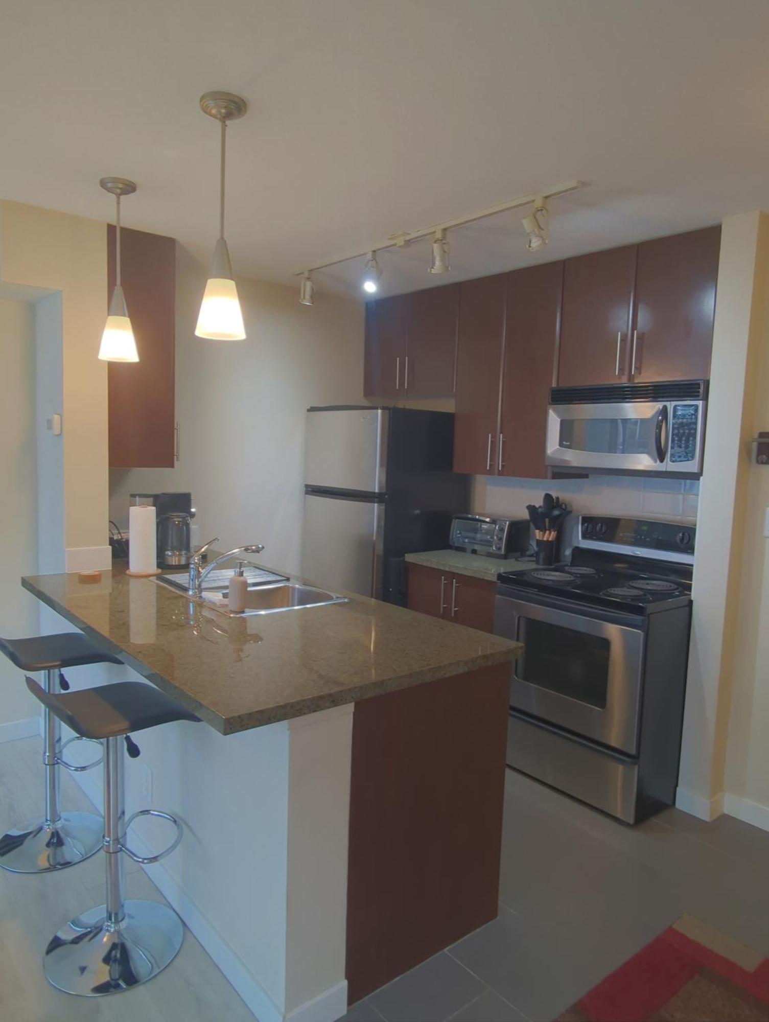 Apartment 1 Bedroom Beside Roger's Arena, Bcplace, Skytrain *