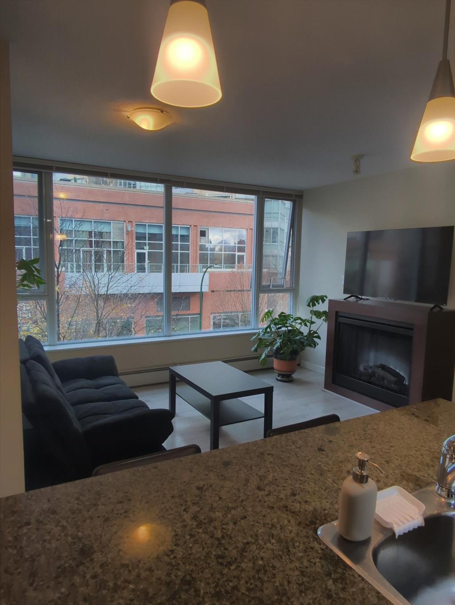 1 Bedroom Beside Roger's Arena, Bcplace, Skytrain