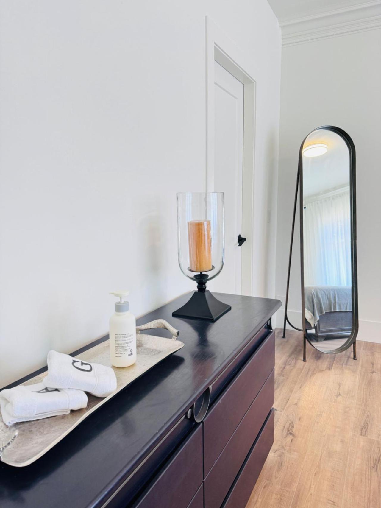 Guest house Deluxe Master Queen Bedroom Private Bathroom In West