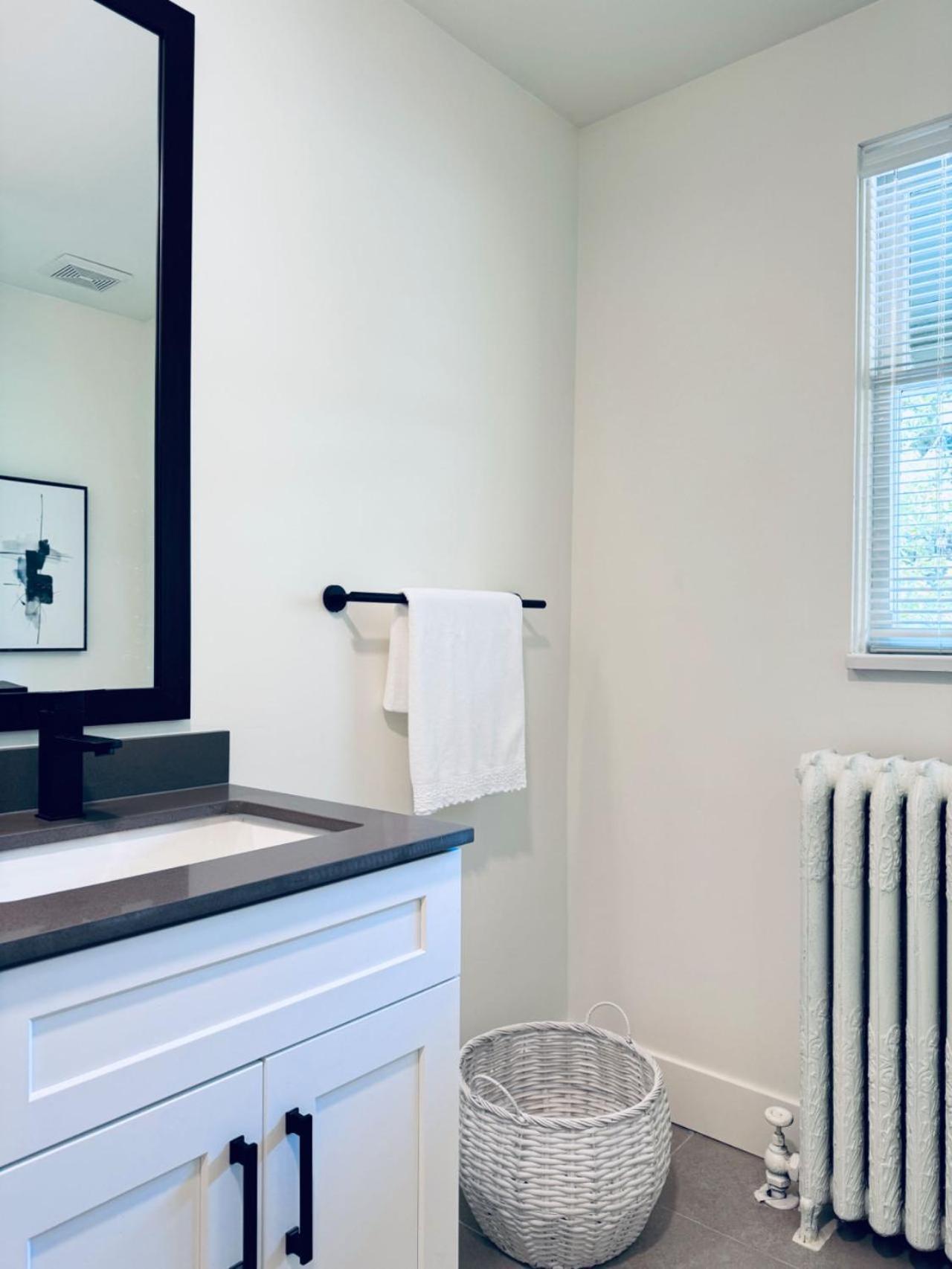 Deluxe Master Queen Bedroom Private Bathroom In West Guest house