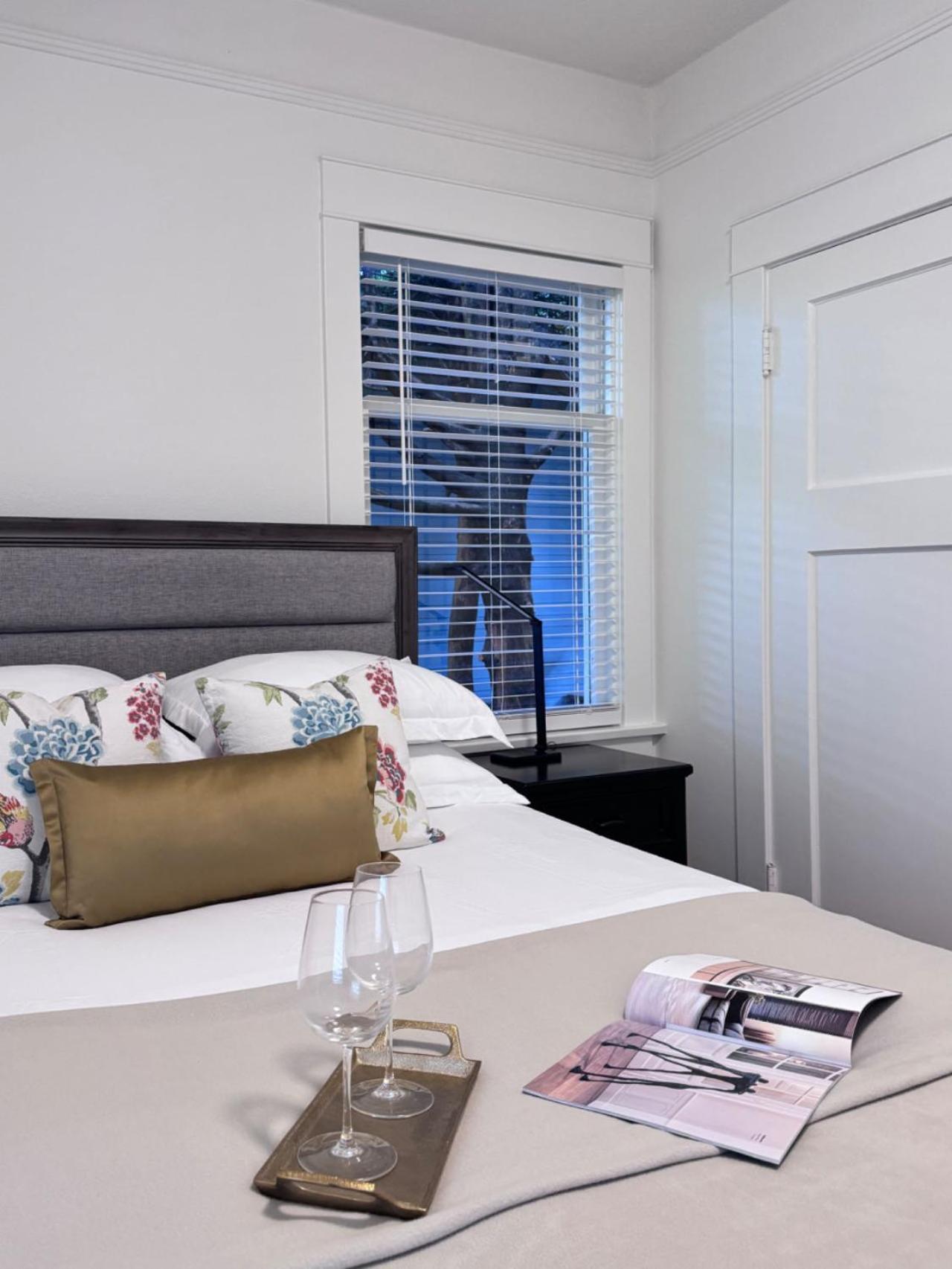 Guest house Deluxe Master Queen Bedroom Private Bathroom In West Vancouver