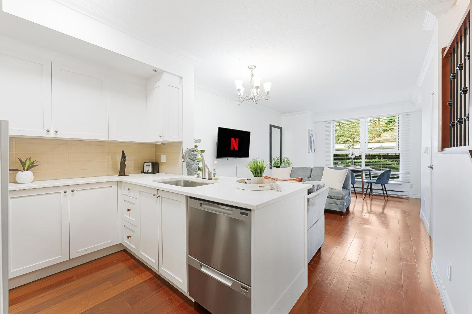 Apartment Modern 2 Bedroom Retreat In Coal Harbour Steps To Seawall