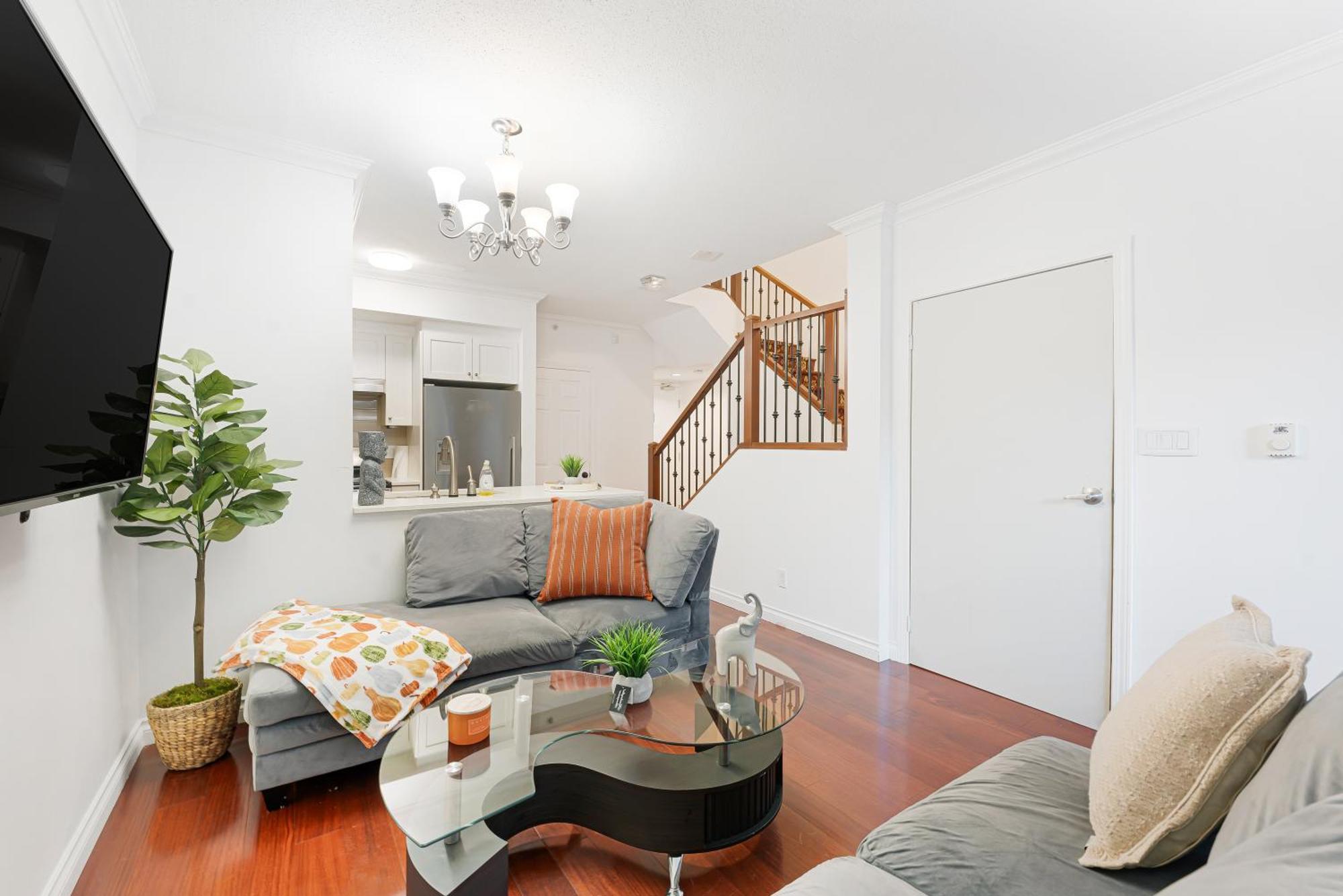 Modern 2 Bedroom Retreat In Coal Harbour Steps To Seawall Vancouver