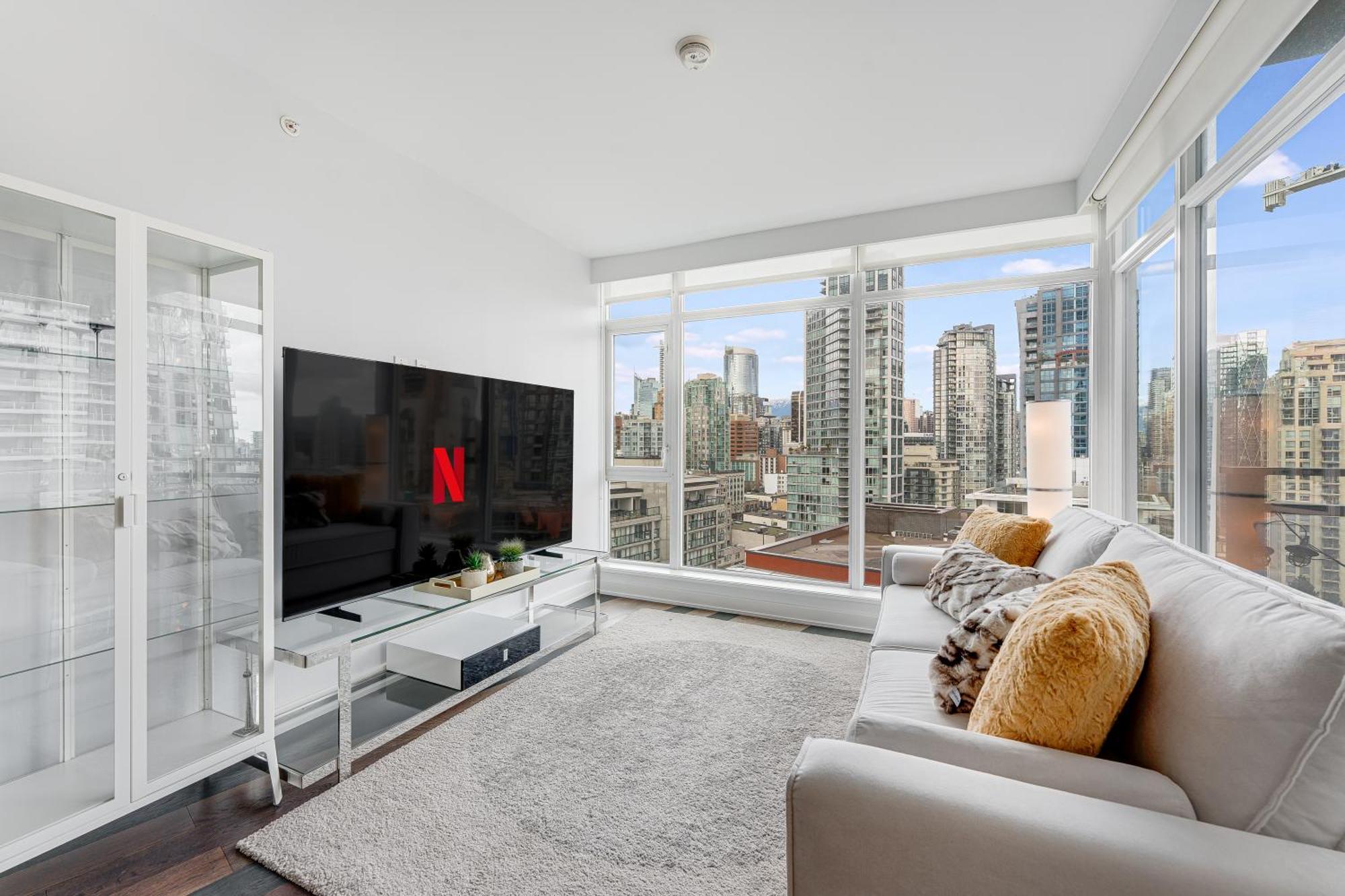 Elegant Two Bedroom Retreat Breathtaking Ocean And Skyline Views Apartment