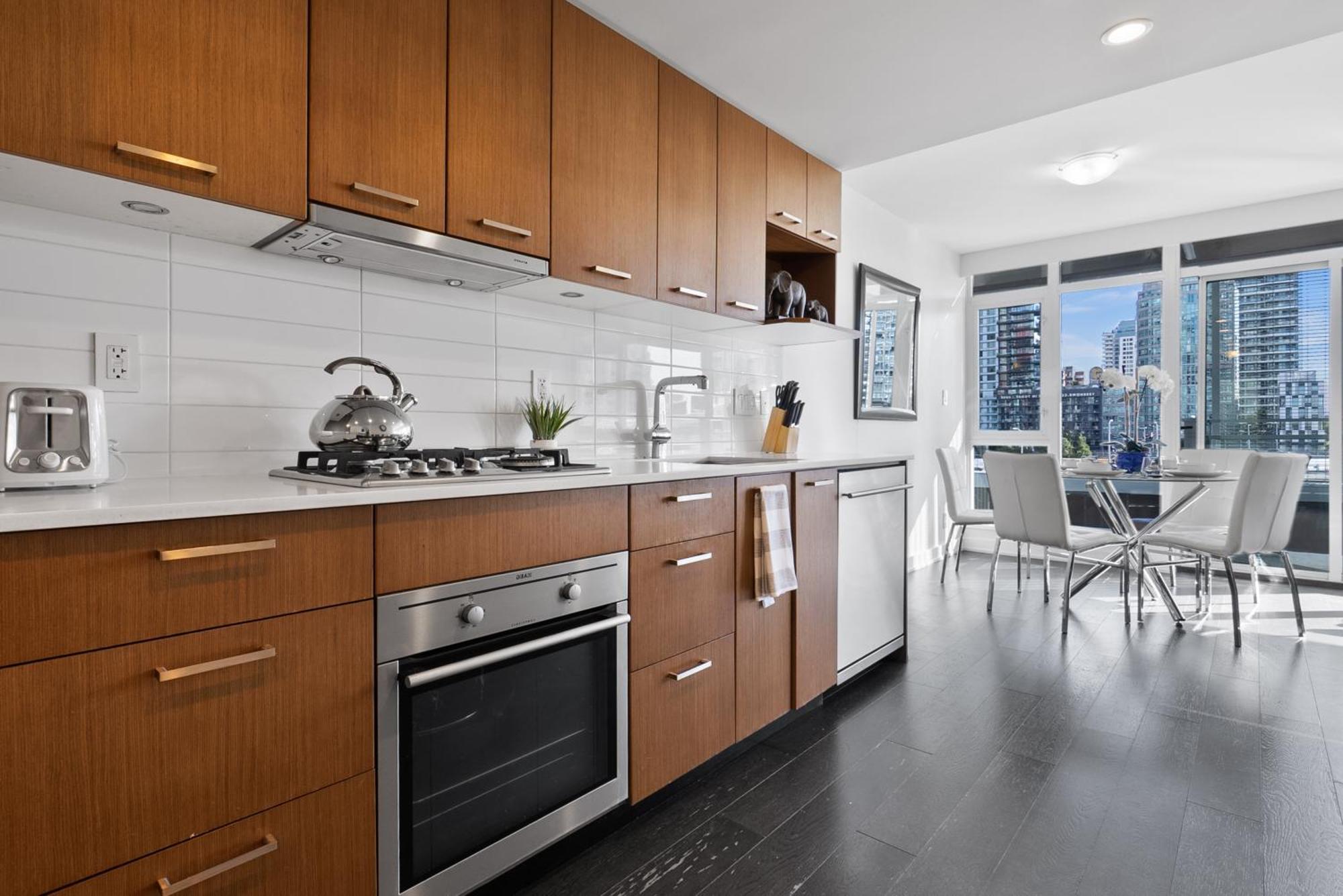 High Rise 2 Bedroom With Balcony And Spectacular Views *
