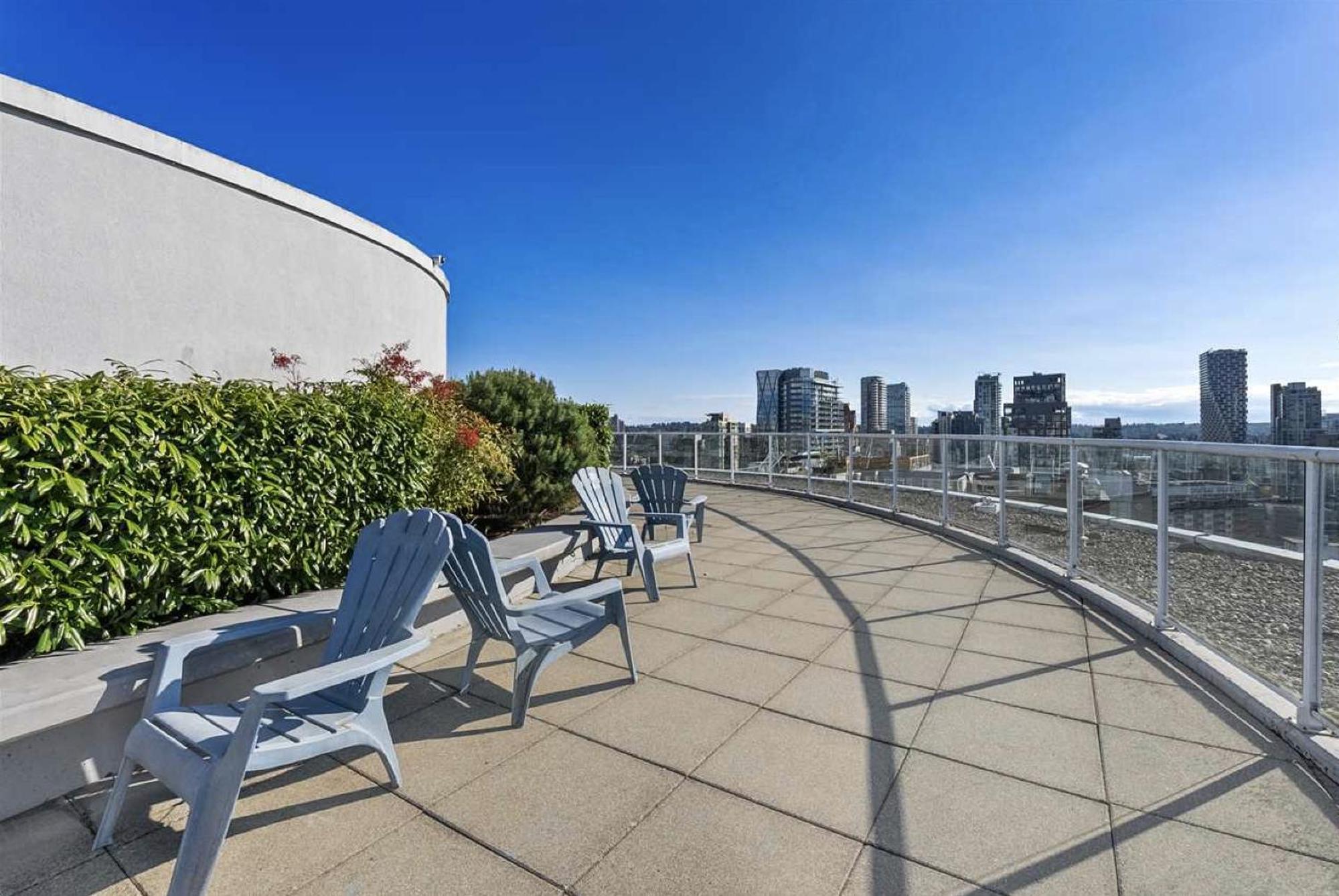 Apartment Two-story Loft With A High-rises View And Rooftop Deck