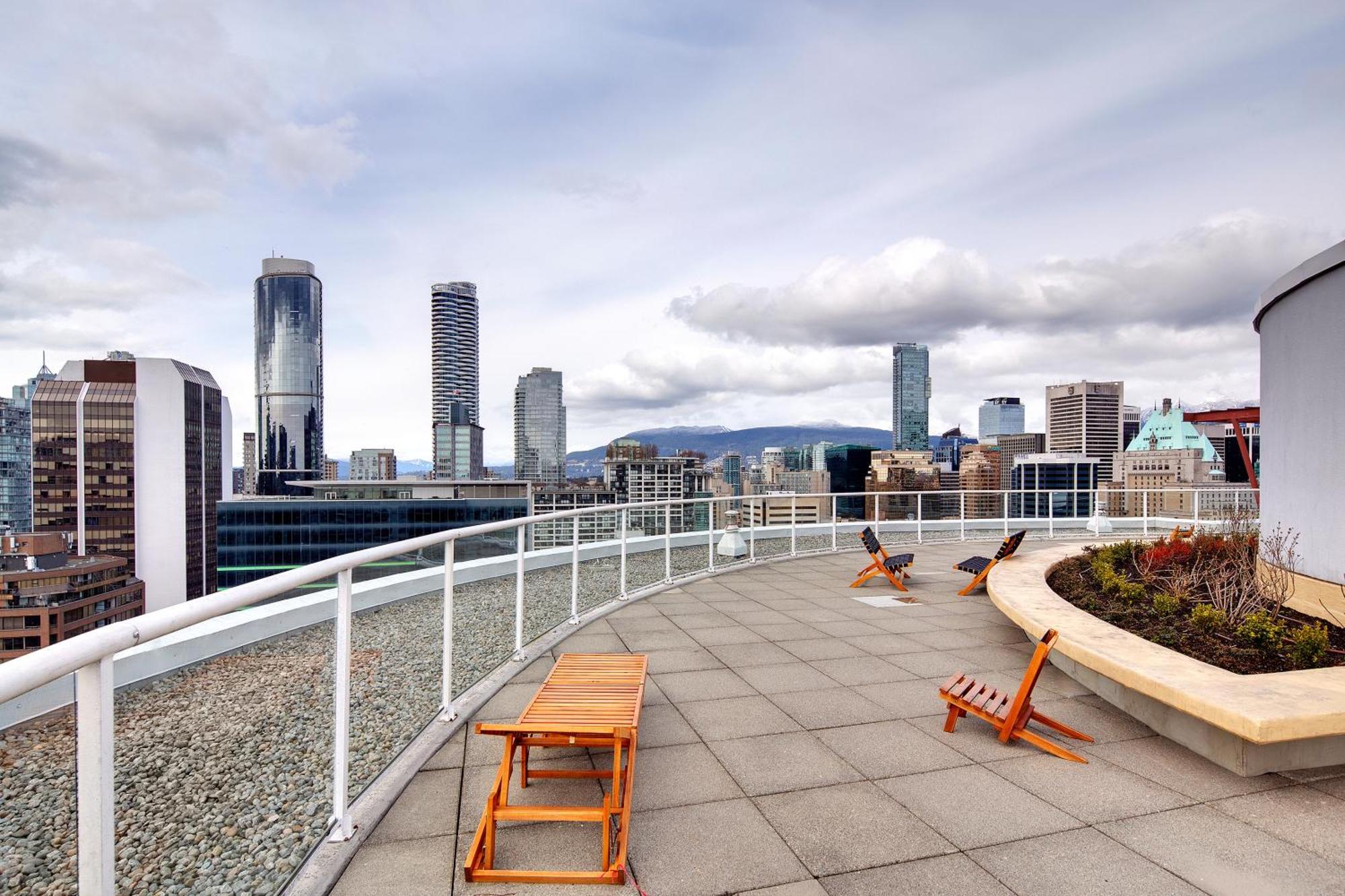 Two-story Loft With A High-rises View And Rooftop Deck Vancouver
