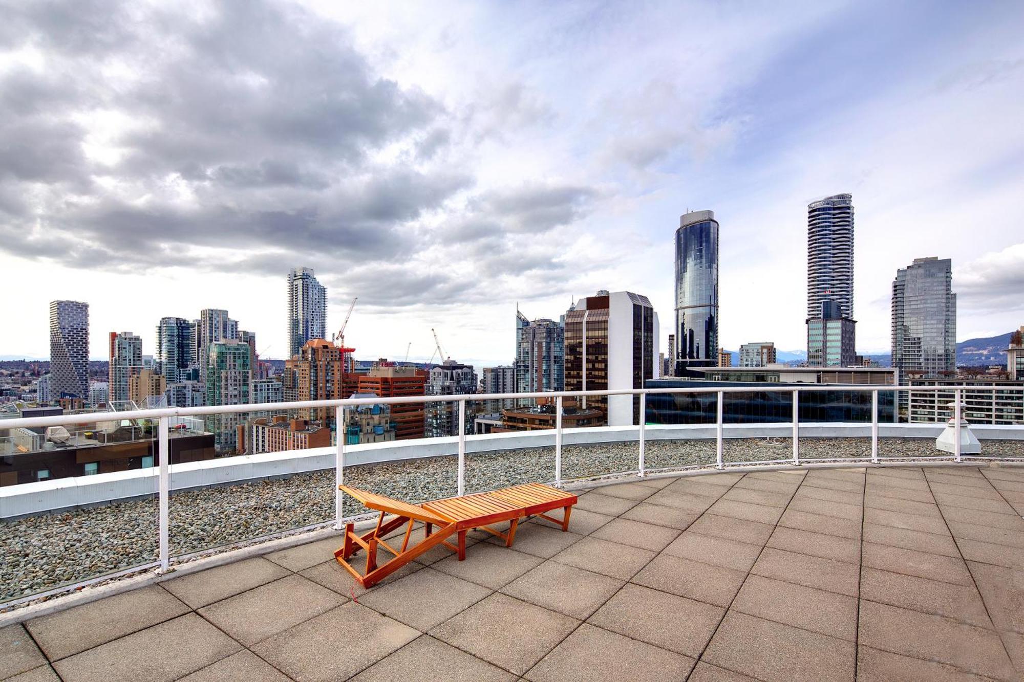 Apartment Two-story Loft With A High-rises View And Rooftop Deck Vancouver