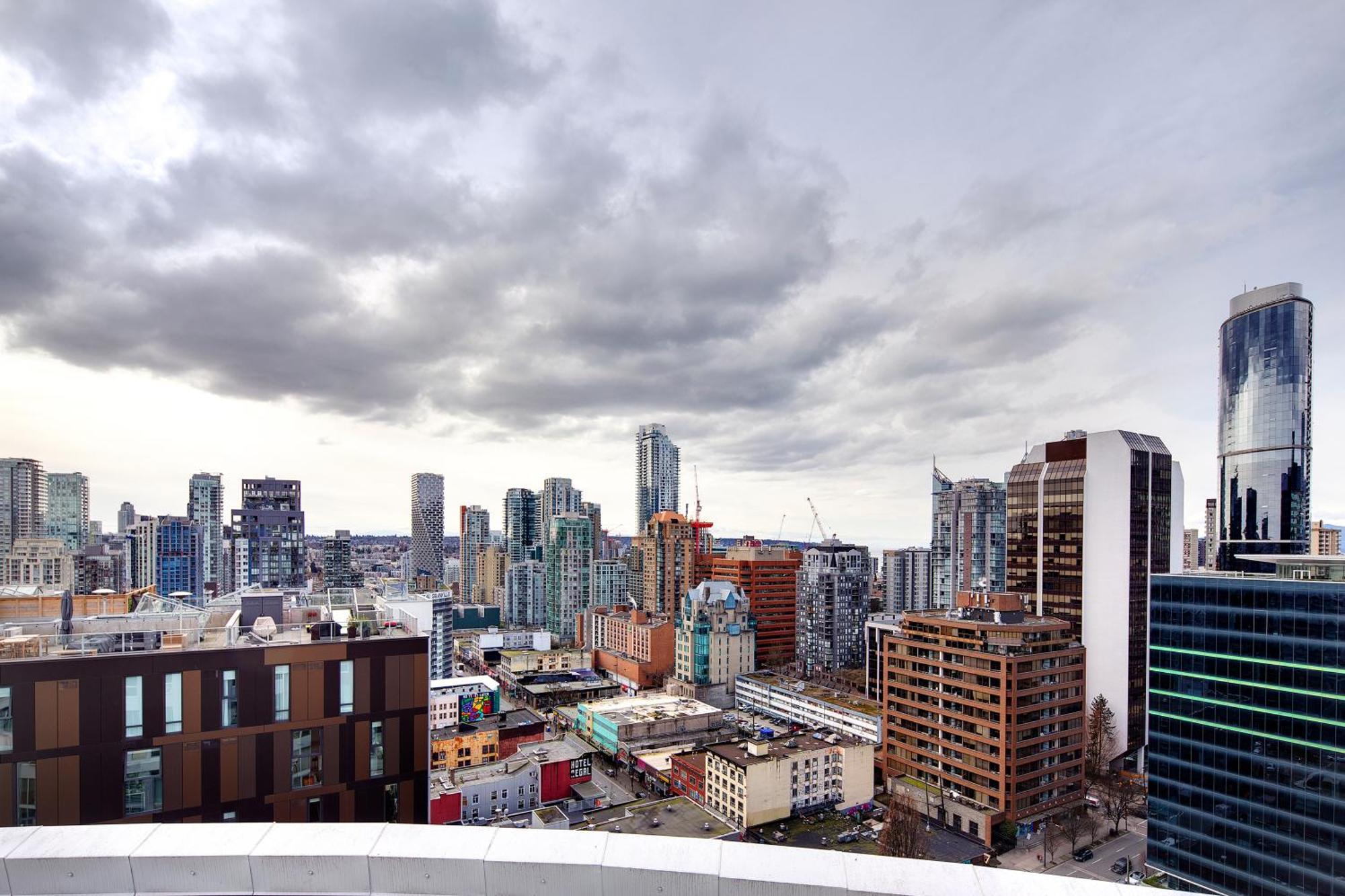 Apartment Two-story Loft With A High-rises View And Rooftop Deck Vancouver