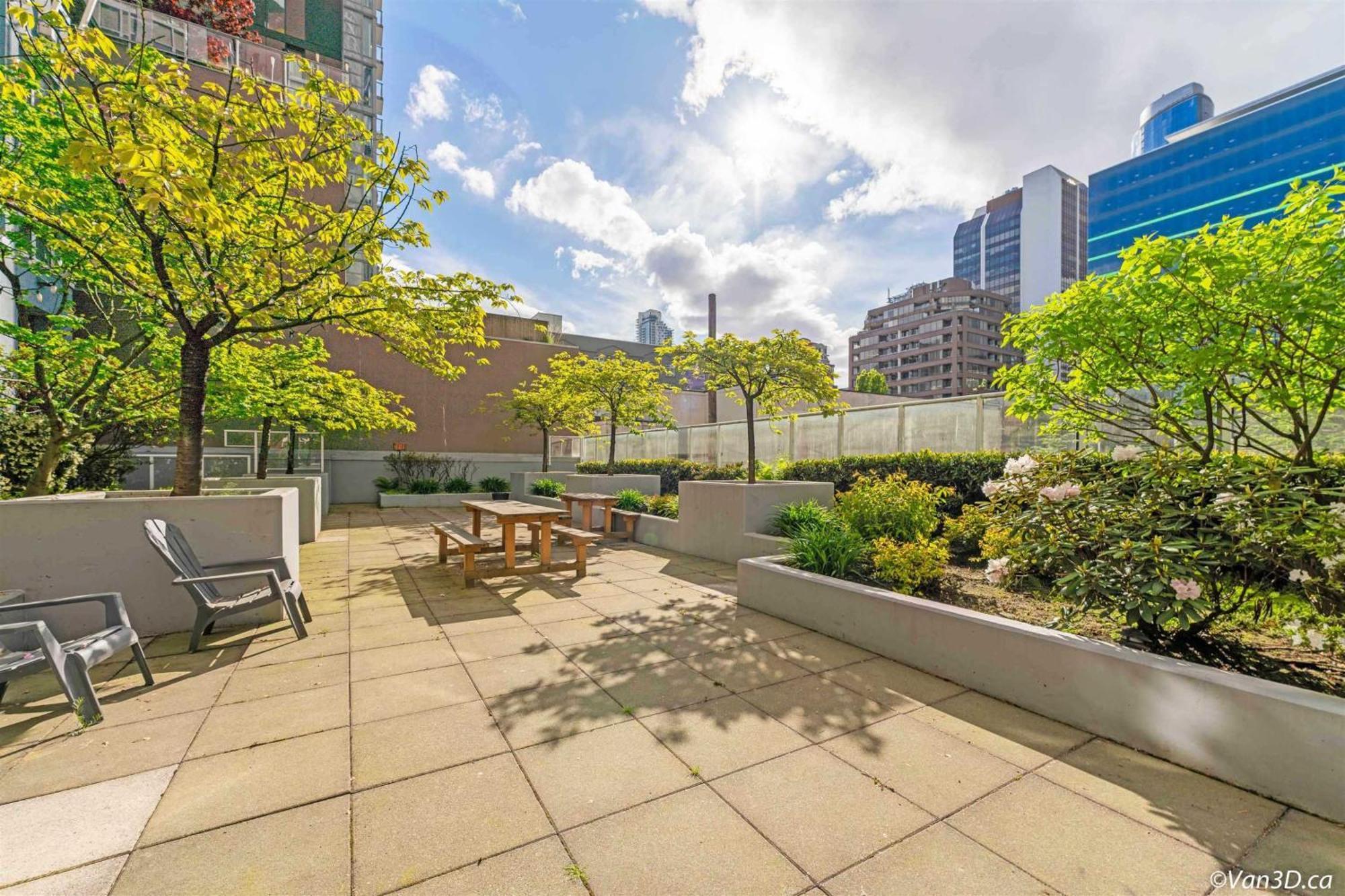 Two-story Loft With A High-rises View And Rooftop Deck Vancouver