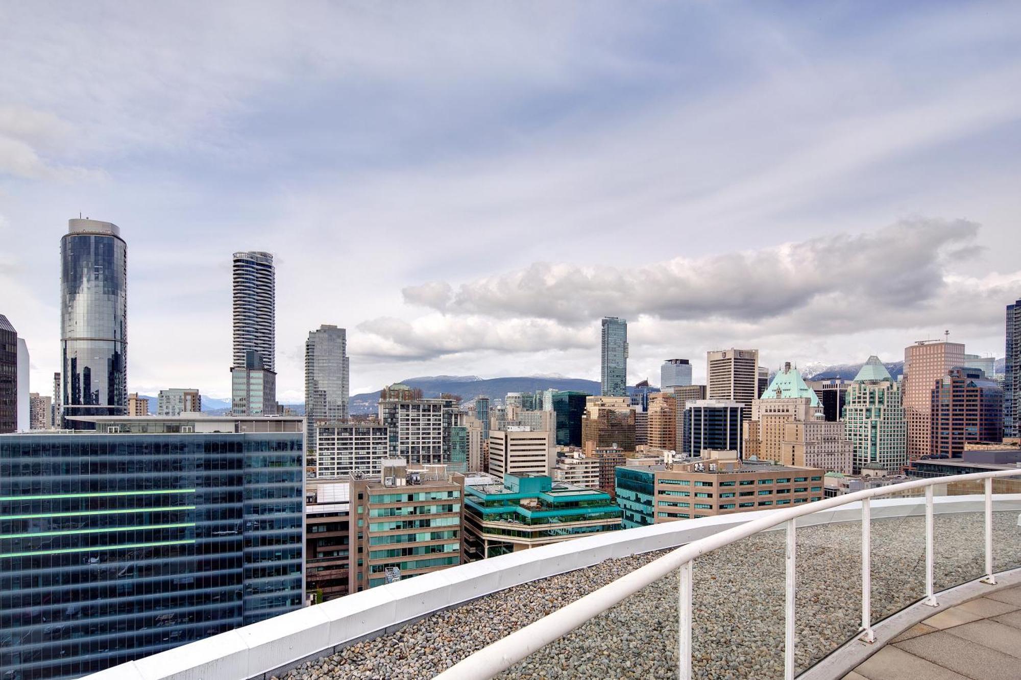 Two-story Loft With A High-rises View And Rooftop Deck Apartment