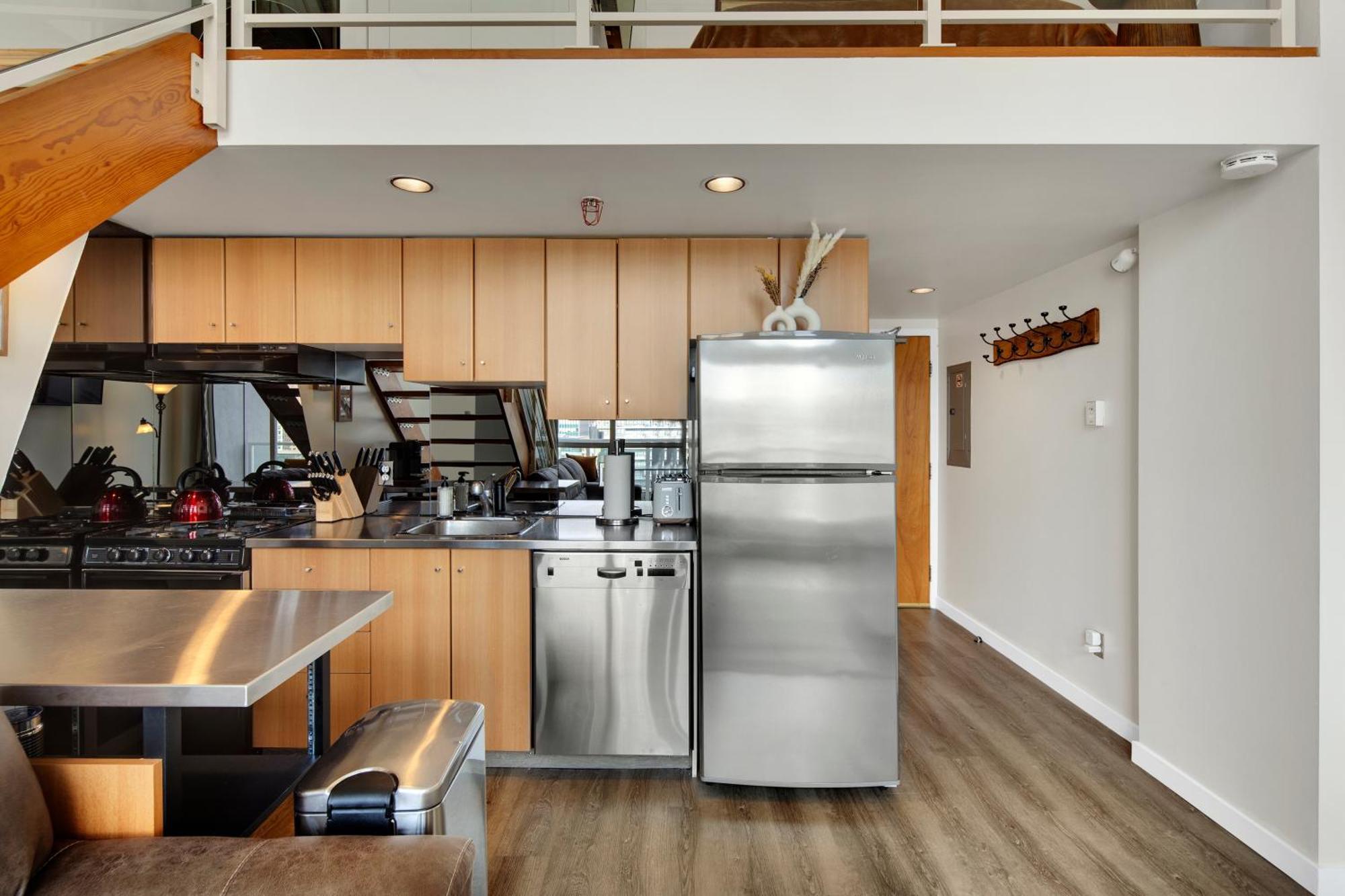 Apartment Two-story Loft With A High-rises View And Rooftop Deck Vancouver